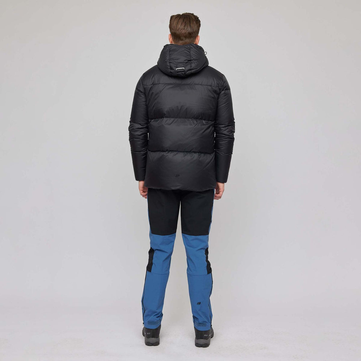 Ustetind – Black