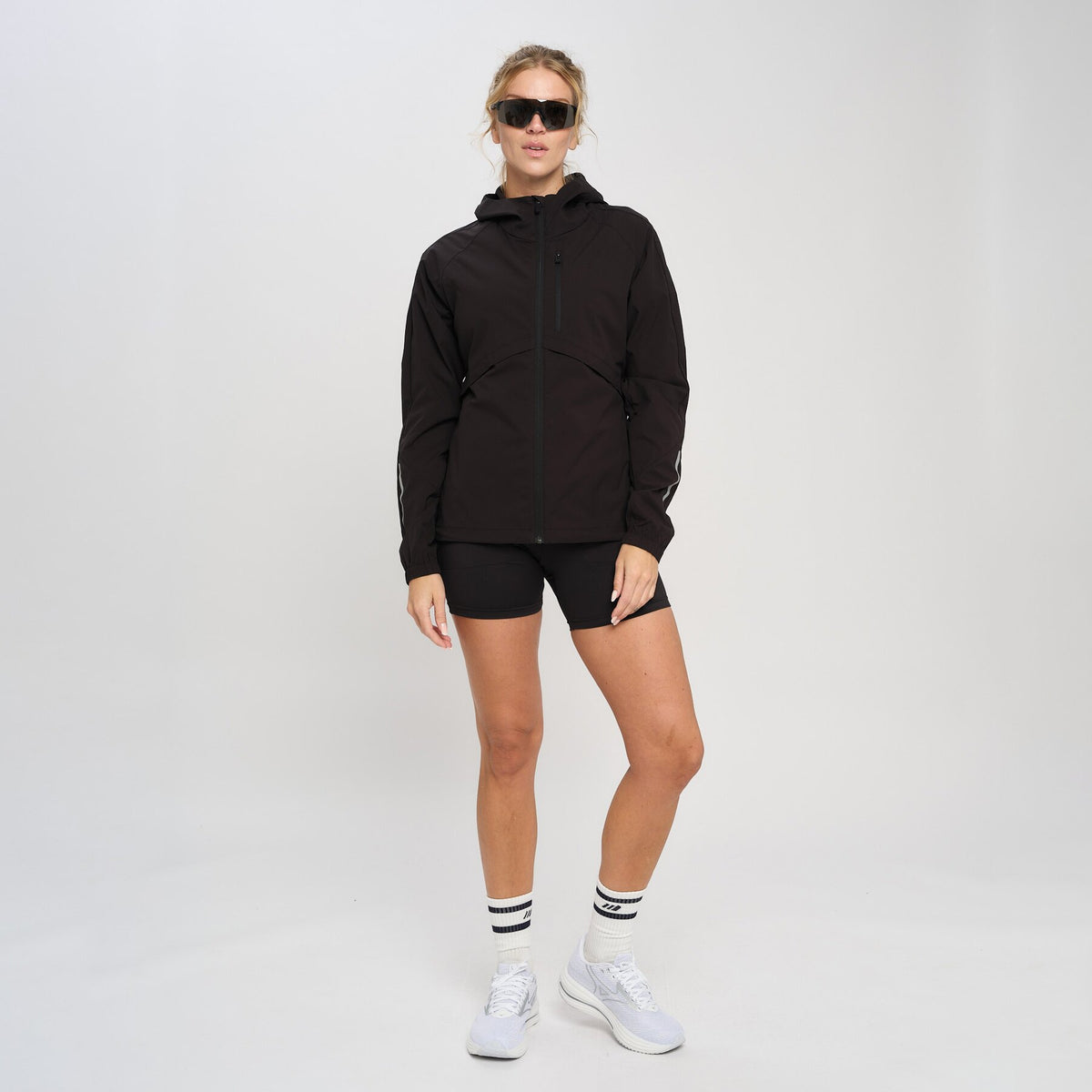 Aukra – Black