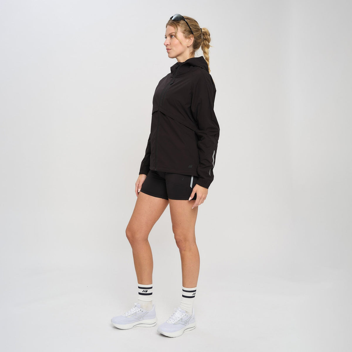 Aukra – Black