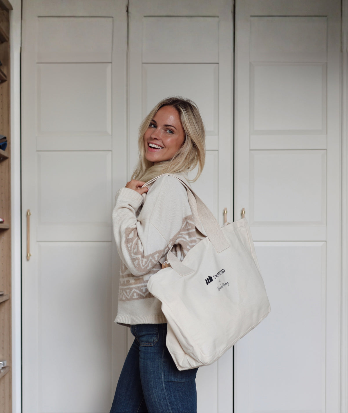 Emilie Nereng i beige sett fra Skogstad med eksklusiv totebag