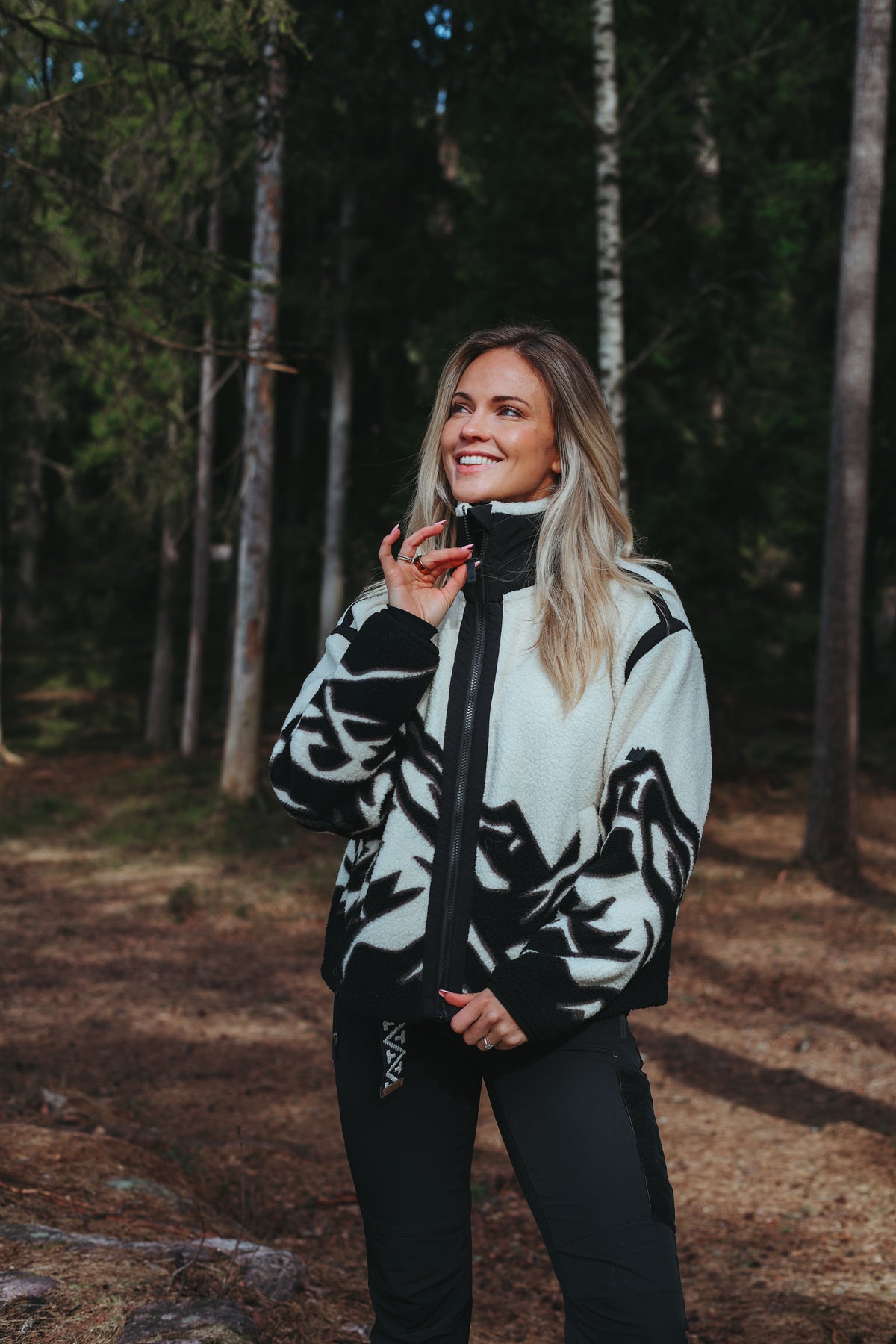 Emilie Nereng i lyseblå dunjakke fra Skogstad i skogen